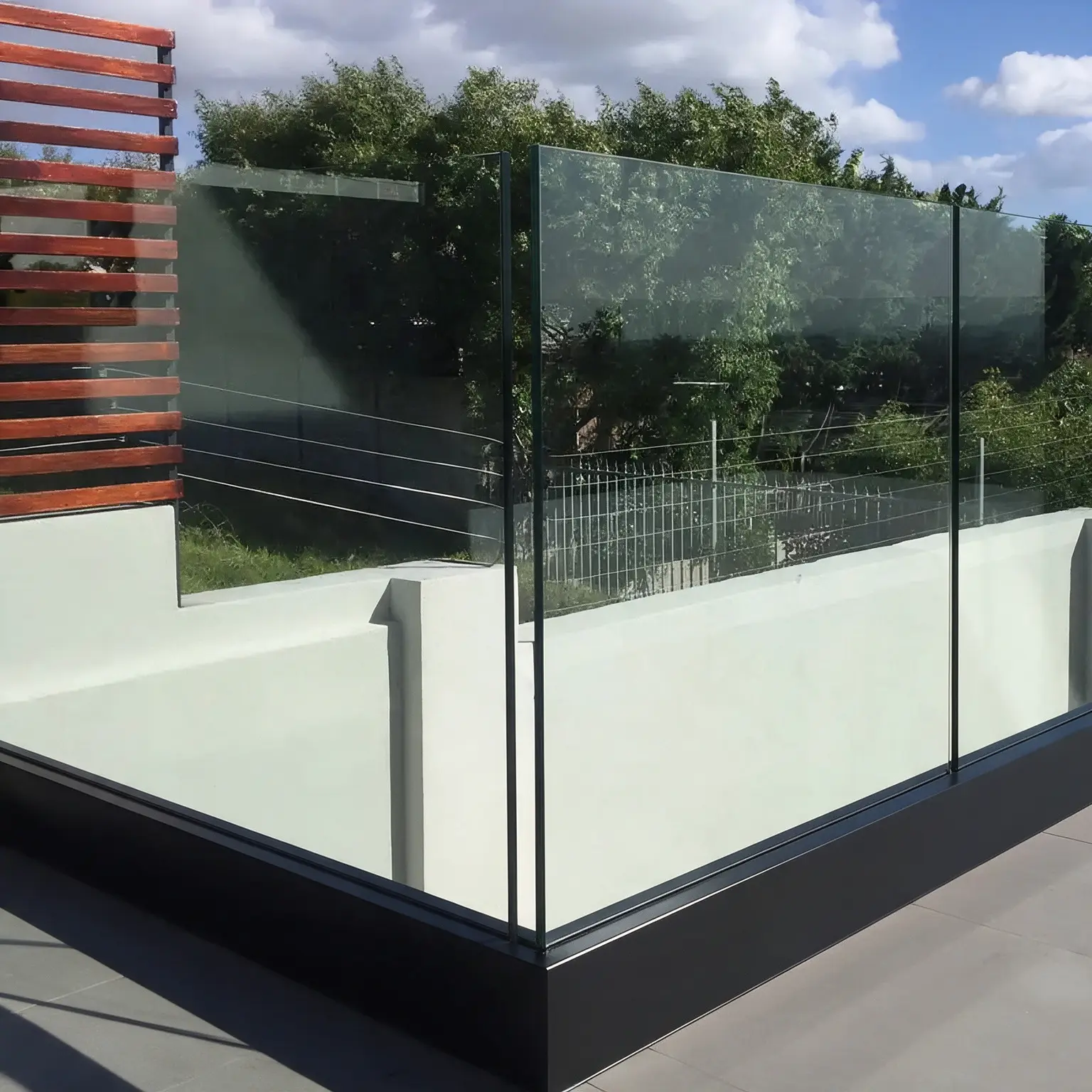 Architectural glass balustrade with continuous aluminium channel