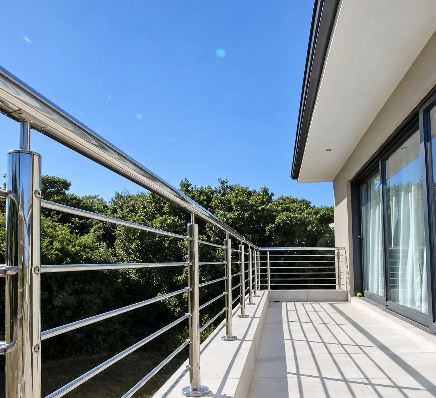 Horizontal filler bar balustrade in polished shiny stainless steel